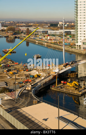 Neue Schaukel Fußgängerbrücke unter Bau Brücke über den Manchester Ship Canal bei Salford Quays, Manchester, England, UK. Stockfoto