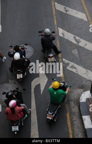 Roller auf eine Abbiegespur an einer Kreuzung in Bangkok Stockfoto