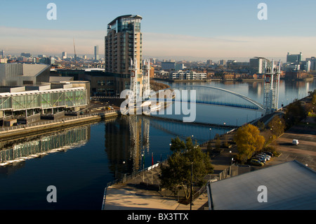 Imperial Point Wohnblock und Millennium-Brücke über den Manchester Ship Canal bei Salford Quays, Manchester, England, UK. Stockfoto