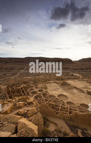 Blick von Pueblo Bonito Pueblo Alto Trail in den Chaco Kultur National Historic Park im Chaco Canyon, New Mexico, Vereinigte Staaten. Stockfoto