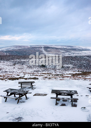 Tische vor dem Warren House Inn im Dartmoor National Park mit Blick auf Challacombe Down und Hameldown Tor. Postbridge, Devon, England. Stockfoto