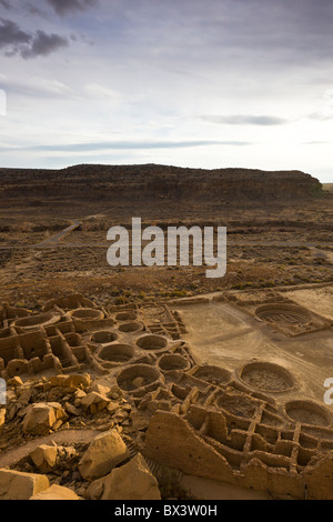 Blick von Pueblo Bonito Pueblo Alto Trail in den Chaco Kultur National Historic Park im Chaco Canyon, New Mexico, Vereinigte Staaten. Stockfoto