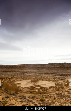 Blick von Pueblo Bonito Pueblo Alto Trail in den Chaco Kultur National Historic Park im Chaco Canyon, New Mexico, Vereinigte Staaten. Stockfoto