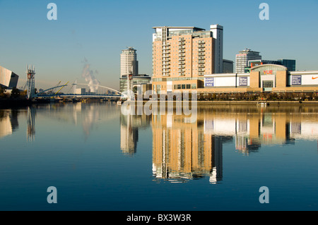 Die Millennium Brücke, Imperial Point Apartments und The Lowry Outlet Mall in Salford Quays, Manchester, England, UK Stockfoto