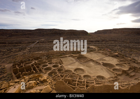 Blick von Pueblo Bonito Pueblo Alto Trail in den Chaco Kultur National Historic Park im Chaco Canyon, New Mexico, Vereinigte Staaten. Stockfoto