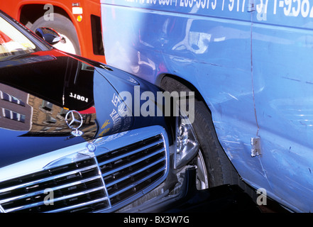 Car Crash Nahaufnahme. Autounfall auf der Canal Street, Lower Manhattan New York City. Kotflügelaufprall bei Verkehrsstaus. USA Stockfoto