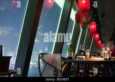 Zeigen Sie aus den Tabellen im Aqua, Hutong Restaurant in Kowloon, Hong Kong, China an Stockfoto