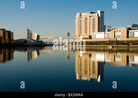 Imperial War Museum North, Millennium Fußgängerbrücke und Imperial Point Ferienwohnungen bei Salford Quays, Manchester, England, UK Stockfoto