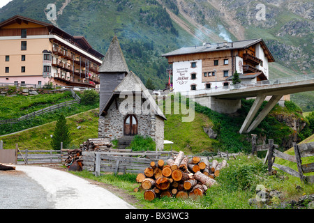 Hotel und Appartementhaus katholische Kapelle in der charmanten österreichischen Bergdorfes Vent in der Nähe von Sölden, Ötztal, Österreich. Stockfoto