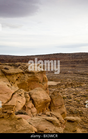 Blick von Pueblo Bonito Pueblo Alto Trail in den Chaco Kultur National Historic Park im Chaco Canyon, New Mexico, Vereinigte Staaten. Stockfoto