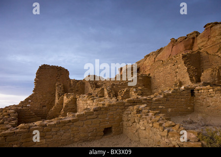 Abenddämmerung an der Anasazi Great House Kin Kletso in den Chaco Kultur National Historic Site im Chaco Canyon in New Mexico. Stockfoto