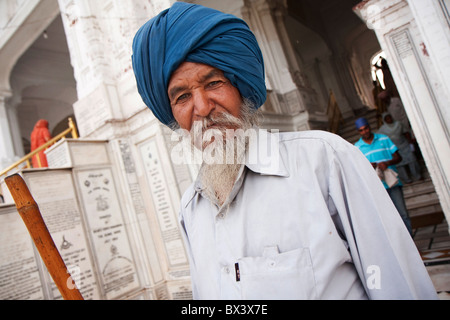 eine alte Sikh auf den goldenen Tempel, Amritsar, Punjab, Indien Stockfoto