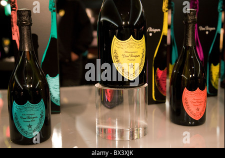 Dom Perignon Frankreich; Flaschen Dom Perignon Champagner auf Anzeige, Moet und Chandon Champagner Haus, Epernay, Frankreich Stockfoto