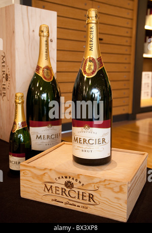 Flaschen Champagner Mercier auf dem Display, Mercier Champagnerhaus, Avenue de Champagne Epernay, Frankreich Stockfoto