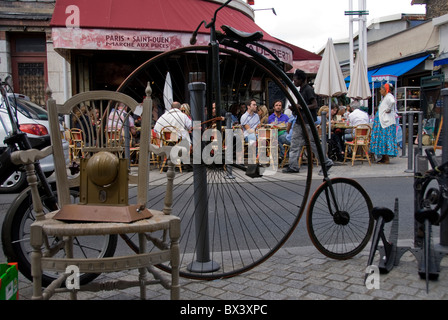 Paris, Frankreich, Einkaufsmöglichkeiten, Flohmarkt, Porte de Clignancourt, Antiquitätenmarkt, Pariser Café, Display, Pariser Straßencafé-Szene, Vintage-Objekte-Shop, recycelte Möbel, französisches Café-Äußere Stockfoto