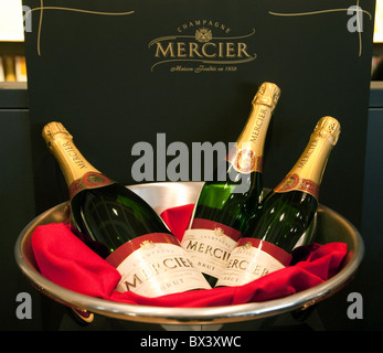 Flaschen Champagner Mercier auf dem Display, Mercier Champagnerhaus, Avenue de Champagne Epernay, Frankreich Stockfoto