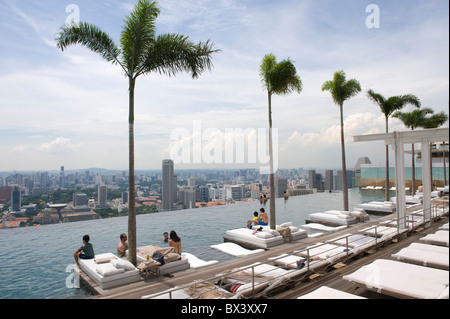 Menschen genießen den Infinity-Pool an der Marina Bay Sands Hotel in Singapur Stockfoto