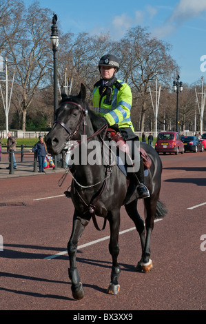 Eine berittene Polizistin, London, UK Stockfoto