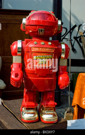 Paris, Frankreich, altes Kinderspielzeug auf dem Flohmarkt, 1980er Roboter, Shopping Stockfoto