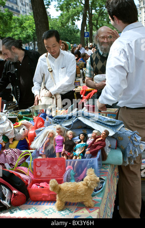 Paris, Frankreich, Flea Markets, Neighborhood Vide Grenier, Gebrauchtwaren, Secondhand-Kinderspielzeuge, Family Shopping, Brocante Vintage Stockfoto