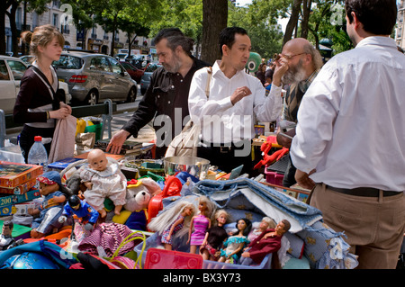 Paris, Frankreich, Crowd People, Flohmärkte, Nachbarschaft Vide Grenier, Gebrauchtwaren, Gebrauchtwaren, Kinderspielzeug, Familieneinkauf Stockfoto