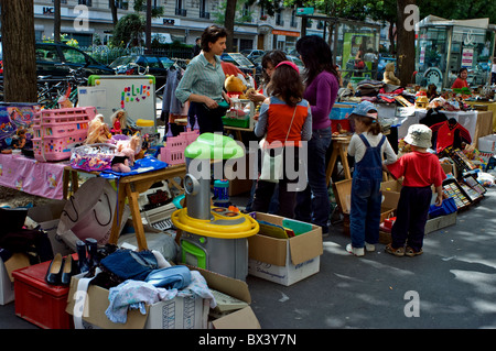 Paris, Frankreich, Garagenverkauf, Nachbarschaft Vide Grenier, Gebrauchtwaren, Kinderspielzeug aus zweiter Hand. Französische Familieneinkäufe, ausländische Touristenstände Stockfoto