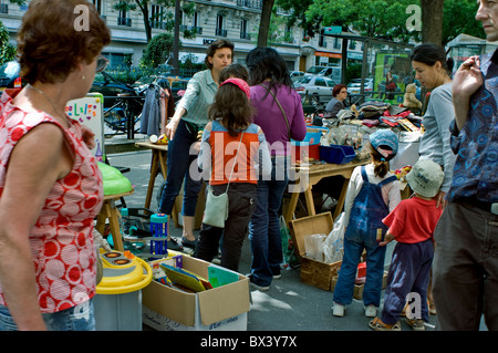 Paris, Frankreich, Flohmarkt, Nachbarschaft 'Vide Grenier', waren, Second Hand Kinderspielzeug genutzt. Familie einkaufen Stockfoto