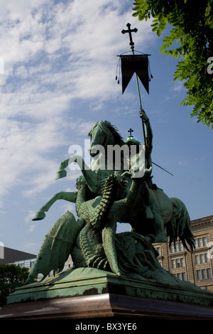 St George kämpft der Drachenstatue (Slayer of the Dragon). Bildhauer August Kiss. Berlin, Deutschland Stockfoto