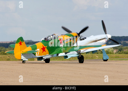 Yakovlev Yak-9UM und Ya-3UA russischen Kampfjet Flugzeug bereit für abheben bei Duxford Flying Legends Airshow Stockfoto