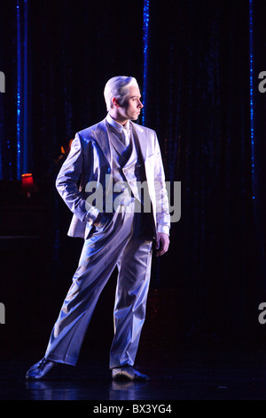 LONDON, ENGLAND - Matthew Bourne Cinderella am Sadler es Wells Theatre, Christopher Marney als der Engel Stockfoto