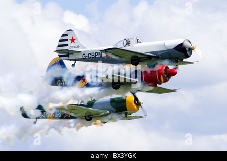 Yakovlev Yak-50TW Flugzeuge des Aerostars Teams machen eine Bildung Überflug in Duxford Flying Legends Airshow Stockfoto