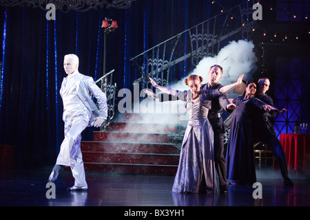 LONDON, ENGLAND - Matthew Bourne Cinderella am Sadler es Wells Theatre, Christopher Marney als der Engel Stockfoto
