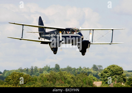 De Havilland DH.89A Dragon Rapide im Endanflug zur Landung Duxford Airfield Stockfoto