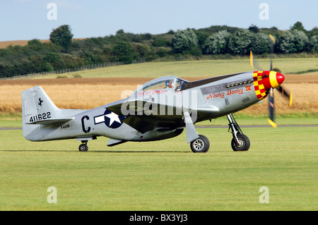 North American P - 51D Mustang "Nooky Booky" bereit zum Abheben bei Duxford Flying Legends Airshow Stockfoto