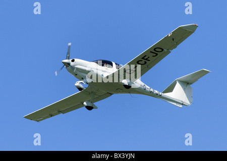 Diamond DA-40 Diamond Star Lichtebene klettern nach nehmen Sie vom Flughafen Coventry, UK. Stockfoto