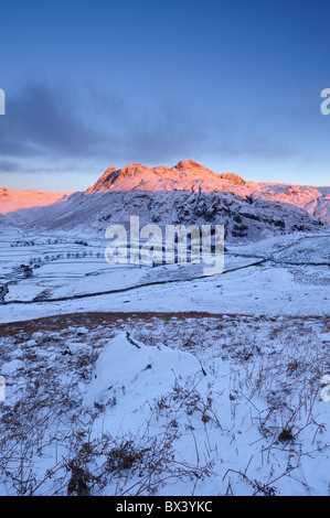 Dawn Winter rosa Sonnenlicht auf den Langdale Pikes im englischen Lake District Stockfoto