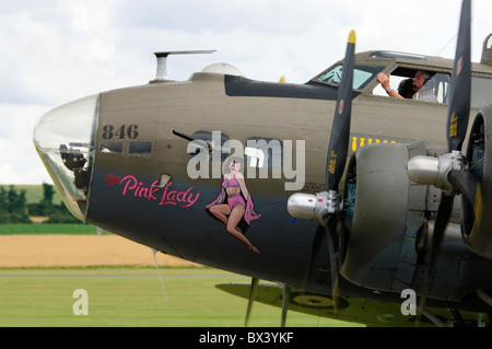 Boeing B - 17G Flying Fortress "The Pink Lady" Rollen nach der Anzeige bei Duxford Flying Legends Airshow Stockfoto