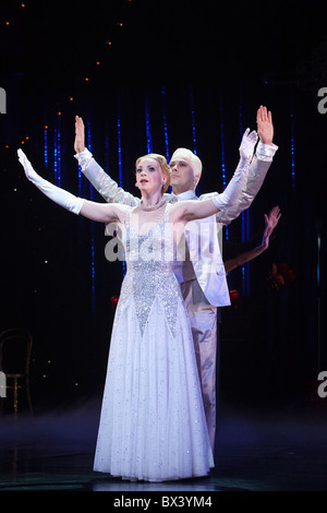 Matthew Bourne Cinderella durchgeführt in Sadler's Wells Theatre, Kerry Biggin wie Aschenputtel, Christopher Marney als der Engel Stockfoto