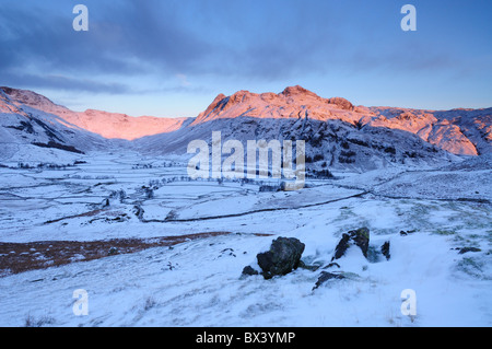 Dawn Winter rosa Sonnenlicht auf den Langdale Pikes im englischen Lake District Stockfoto