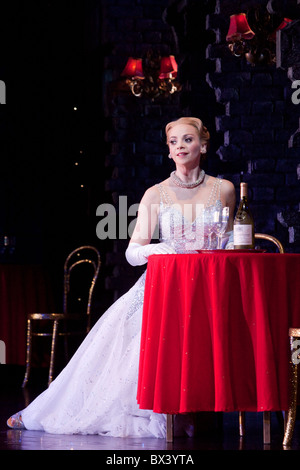 LONDON, ENGLAND - Matthew Bourne Cinderella am Sadler es Wells Theatre, Kerry Biggin als Cinderella Stockfoto
