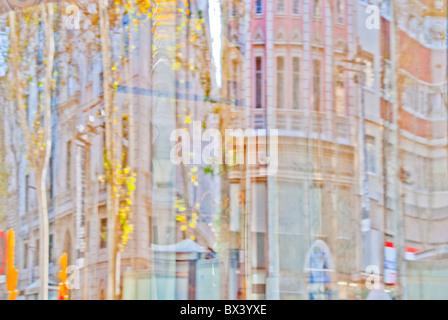 Straße sich wider ins Schaufenster auf der Ramblas in Barcelona, Spanien Stockfoto