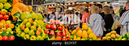 Massen Einkaufen in berühmten Markthalle, die Mercat Sant Josep De La Boqueria (La Boqueria) Baujahr 1840, Barcelona, Spanien Stockfoto
