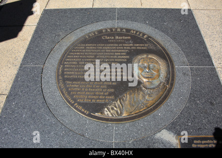 Clara Barton Bronze Plakette den Weg Extra Meile in Washington, D.C., USA, 5. September 2010 Stockfoto