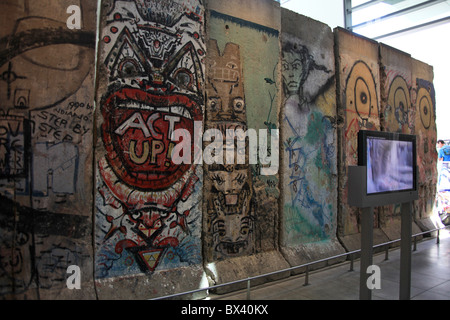 Abschnitt der Berliner Mauer an der Newseum in Washington, D.C., USA, 5. September 2010 Stockfoto