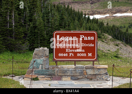 Marker, Wegweiser für Logan Pass, sondern die kontinentale Wasserscheide und die Höhe im Glacier Nationalpark in Montana, USA Stockfoto