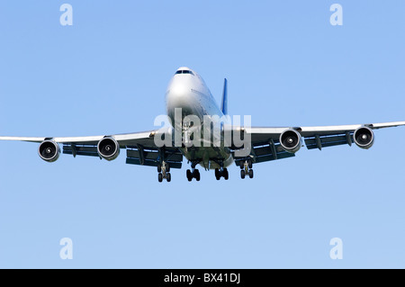 Boeing 747 Jumbo Jet operiert Thai Airways Landeanflug am Flughafen London Heathrow Stockfoto