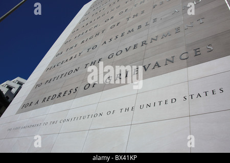 First Amendment der US-Verfassung geätzt auf Fassade des Newseum in Washington, D.C., USA, 5. September 2010 Stockfoto