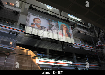 Ansicht der Haupthalle mit großen TV-Monitor an der Newseum in Washington, D.C., USA, 5. September 2010 Stockfoto