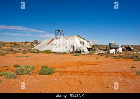 Bau- und verlassene Autos in Silverton in der Nähe von Broken Hill in New South Wales zusammengebrochen Stockfoto