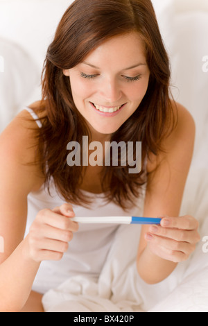 Schwangerschaftstest - glücklich überrascht Frau, positives Ergebnis Stockfoto